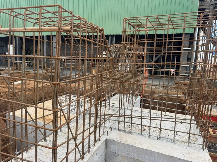 Column reinforcement cages on concrete bases